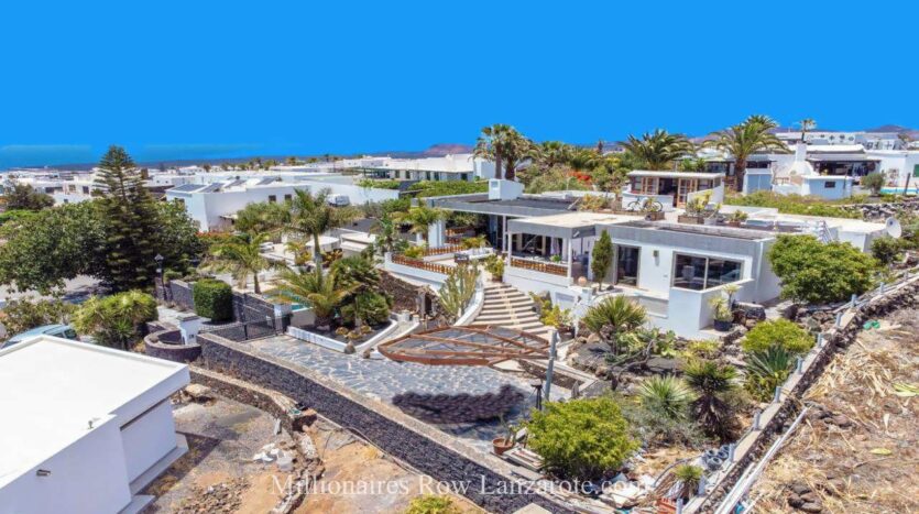 Luxury villa with 3 guest apartments