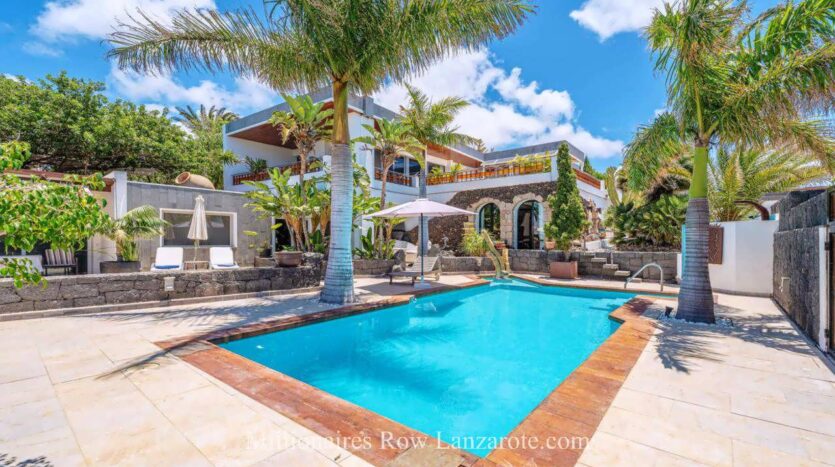 Luxury villa with 3 guest apartments