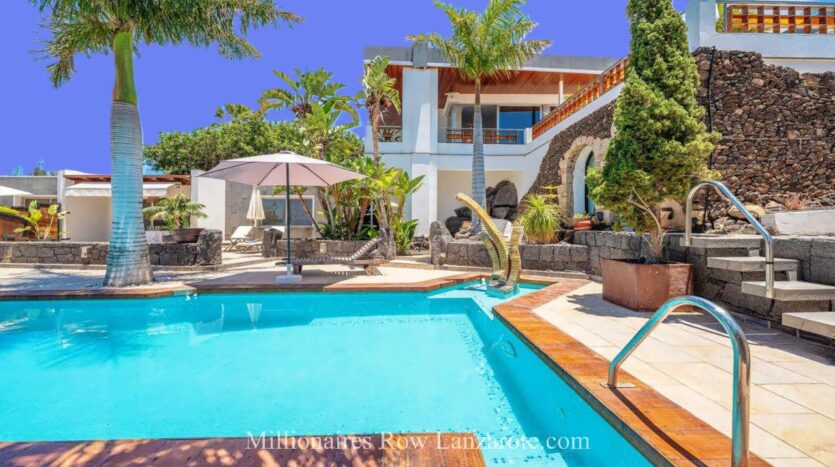Luxury villa with 3 guest apartments
