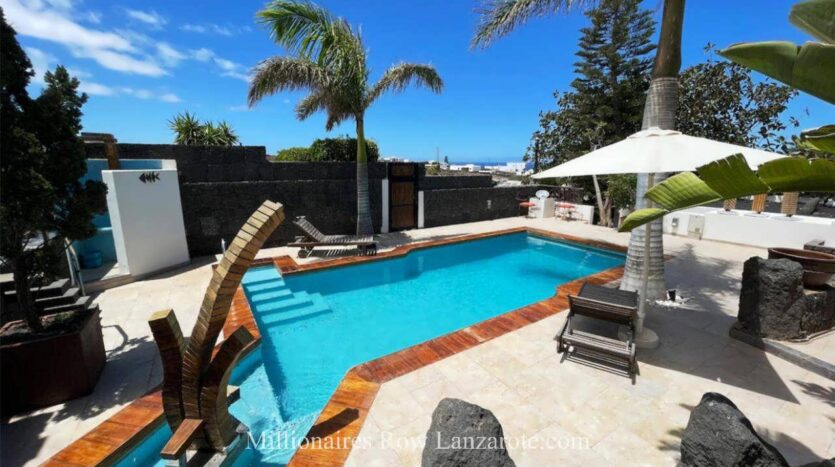 Luxury villa with 3 guest apartments