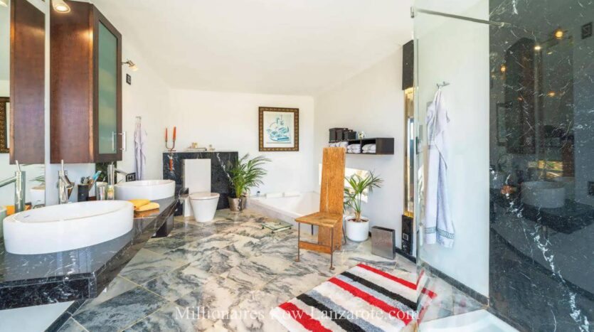 Luxury villa with 3 guest apartments