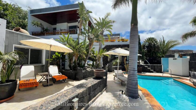Luxury villa with 3 guest apartments