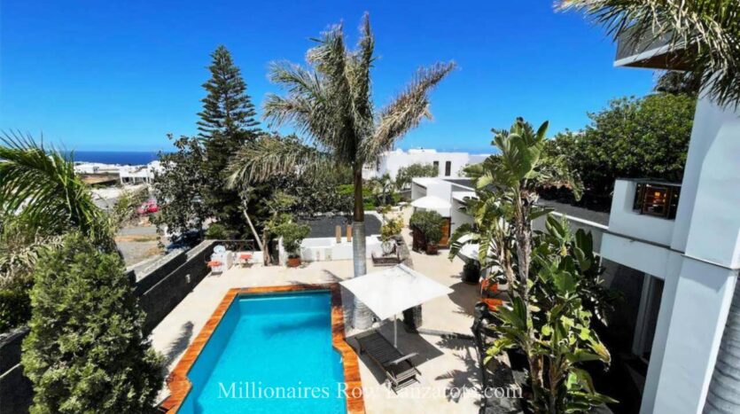 Luxury villa with 3 guest apartments