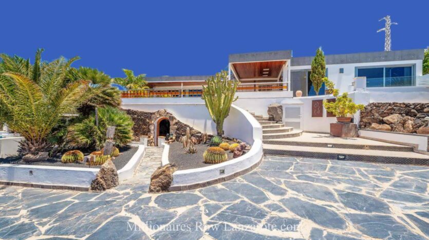 Luxury villa with 3 guest apartments