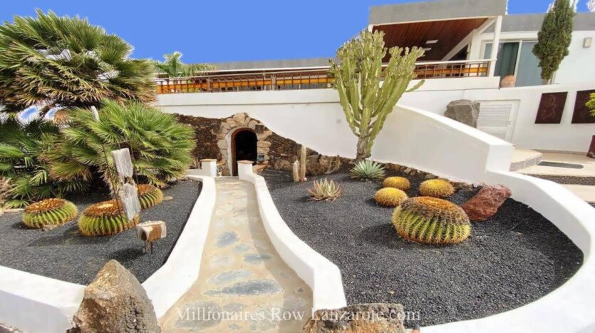 Luxury villa with 3 guest apartments