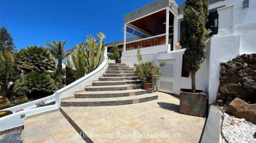 Luxury villa with 3 guest apartments