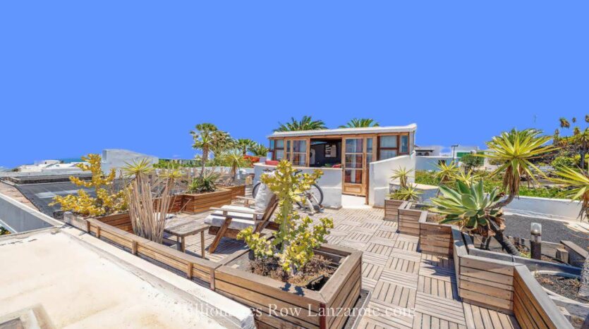 Luxury villa with 3 guest apartments