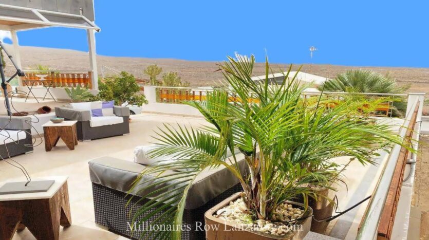 Luxury villa with 3 guest apartments