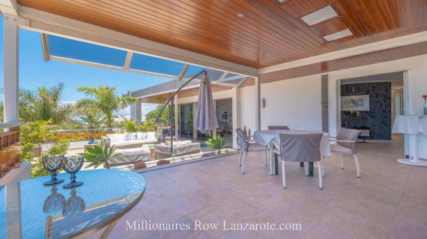 Luxury villa with 3 guest apartments