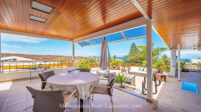 Luxury villa with 3 guest apartments