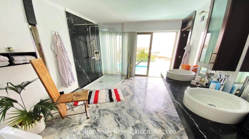 Luxury villa with 3 guest apartments